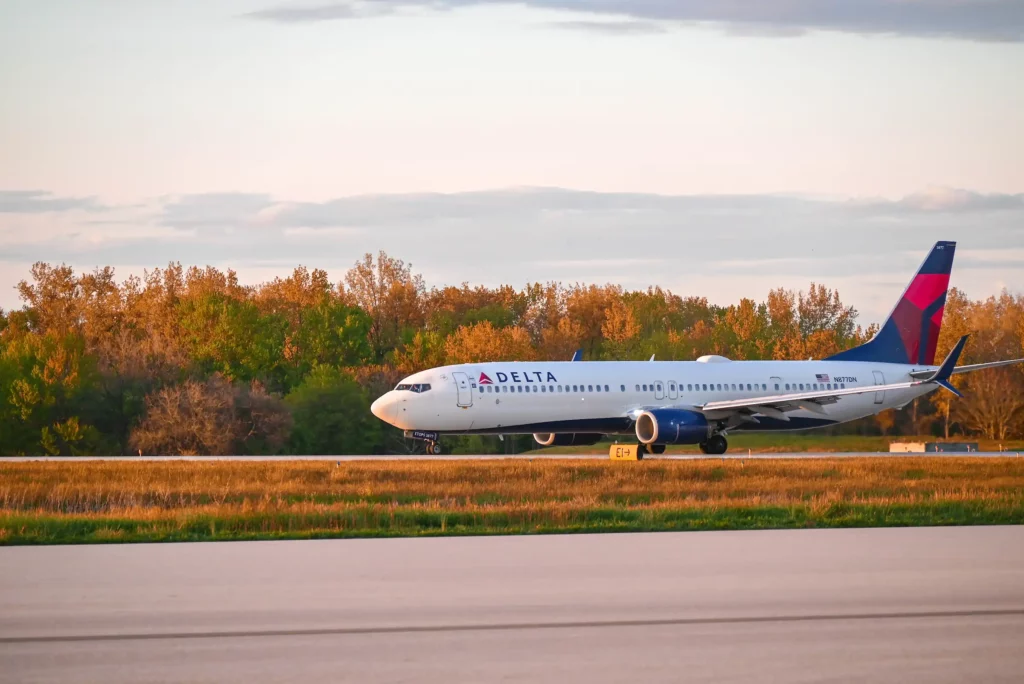 Delta Air Lines Landing at CMH