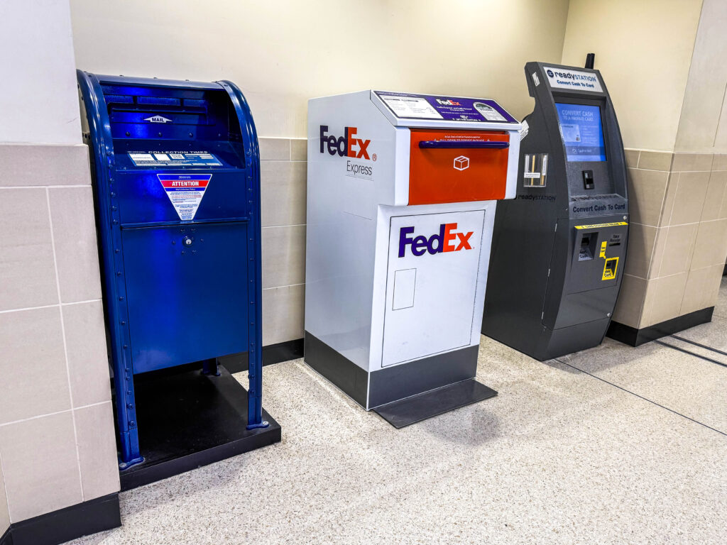 Dining, shopping & amenities 23 A line of mail machines at John Glenn International (CMH) airport.